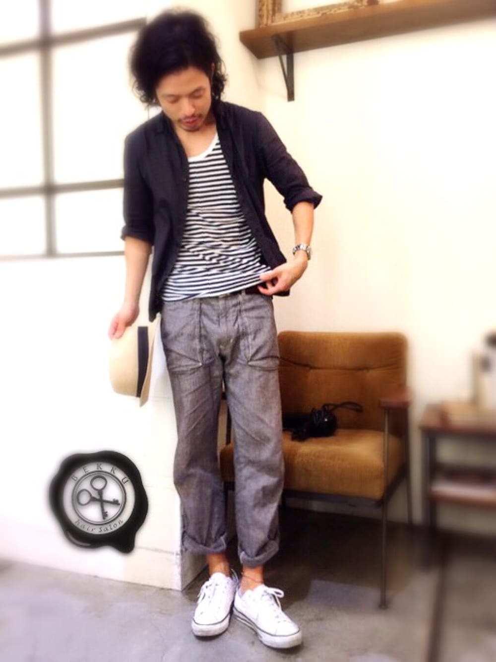 グレー系のその他パンツ、ブルー系のタンクトップ、ブラック系のシャツ/ブラウスを着用したメンズの夏コーディネートの1枚目の写真