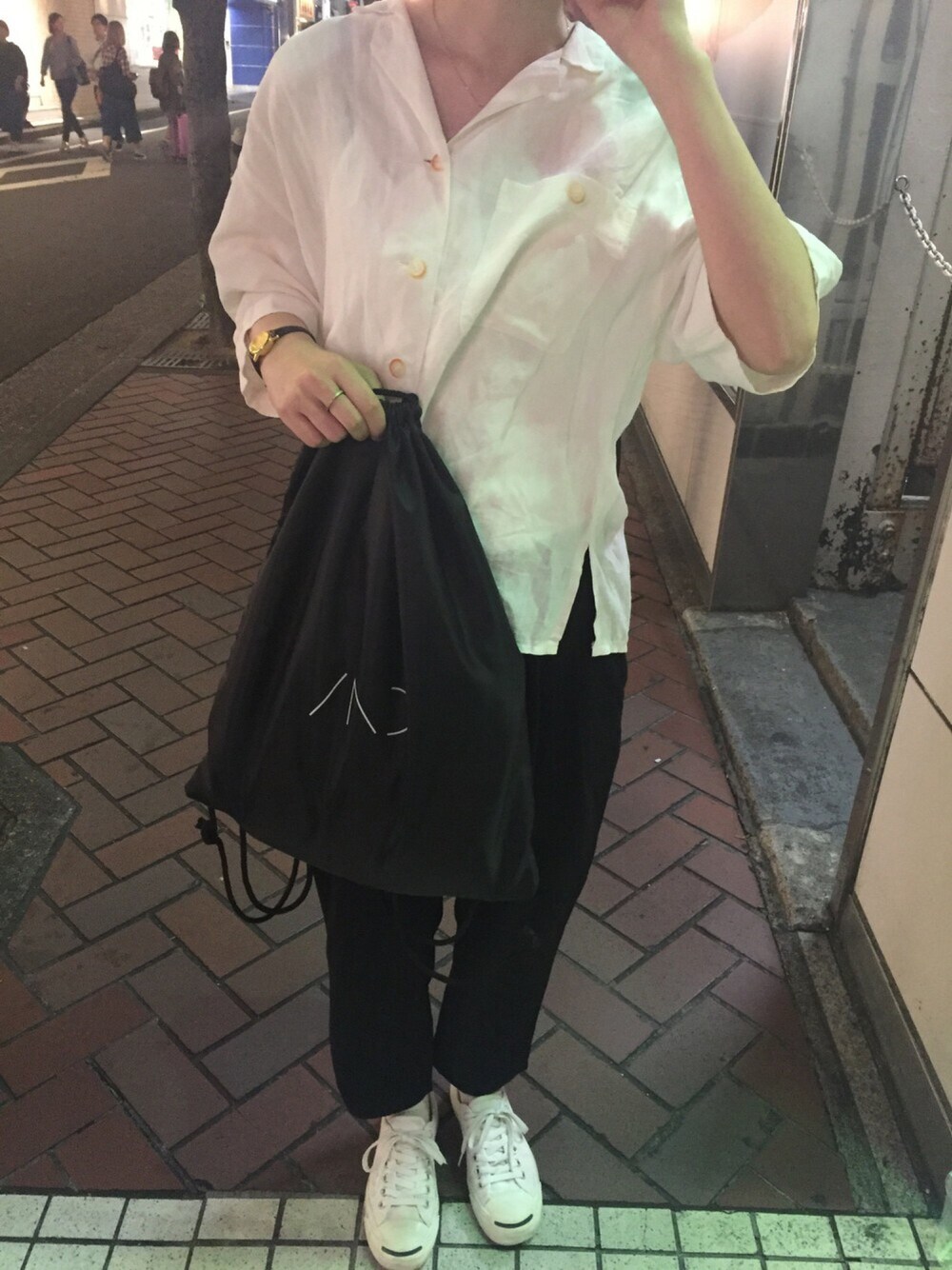「ootd、シャツ、雨のパレード、古着、コンバース、ローリーズファーム(LOWRYS FARM)」｜「雨のパレードのアイテム（ショルダーバッグ、ブラック系）」を使った、ゆんさん（レディース・160cm）の夏コーディネートの1枚目の写真