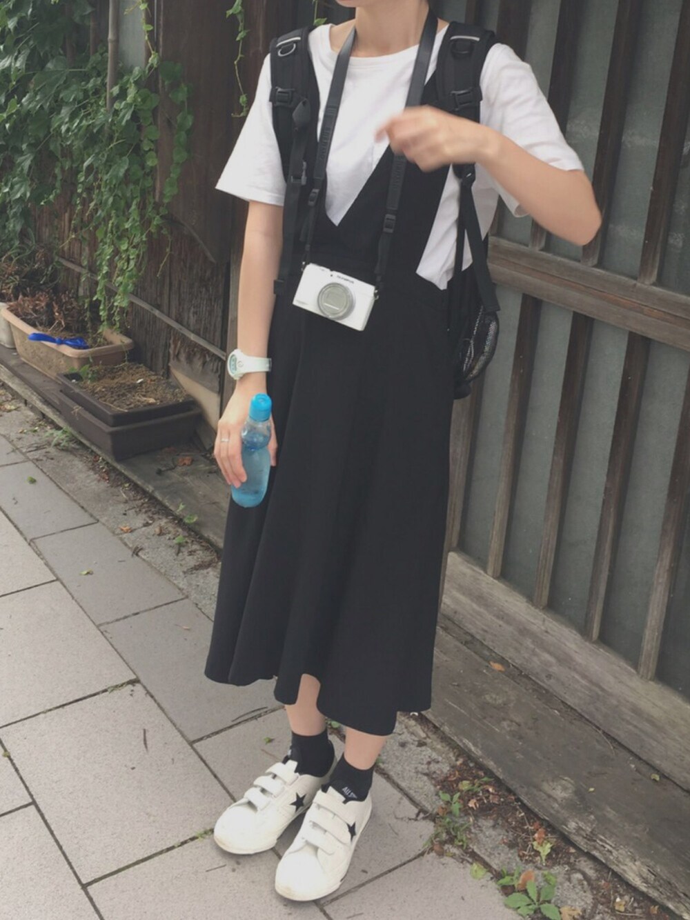 「シンプルコーデ、ootd、コンバース、コンバース オールスター」｜「FOREVER 21のアイテム（サロペット/オーバーオール、ブラック系）」を使った、ゆんさん（レディース・160cm）の夏コーディネートの1枚目の写真