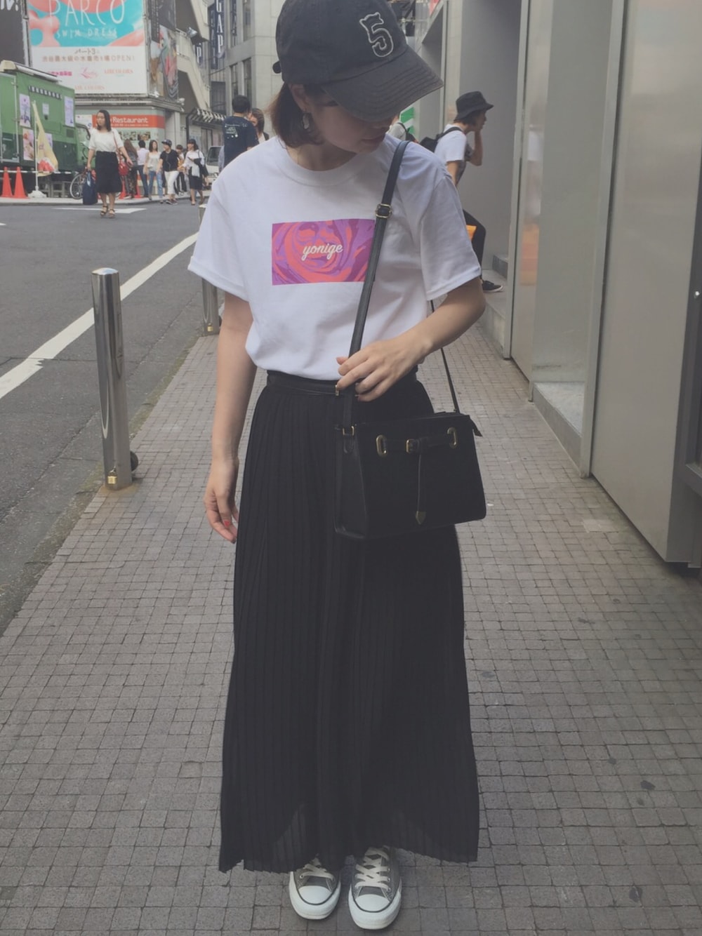「コンバース」｜「mysticの【mystic】ﾍﾞﾙﾄ使いﾊﾞｯｸ（ショルダーバッグ、ブラック系）」を使った、ゆんさん（レディース・160cm）の夏コーディネートの1枚目の写真