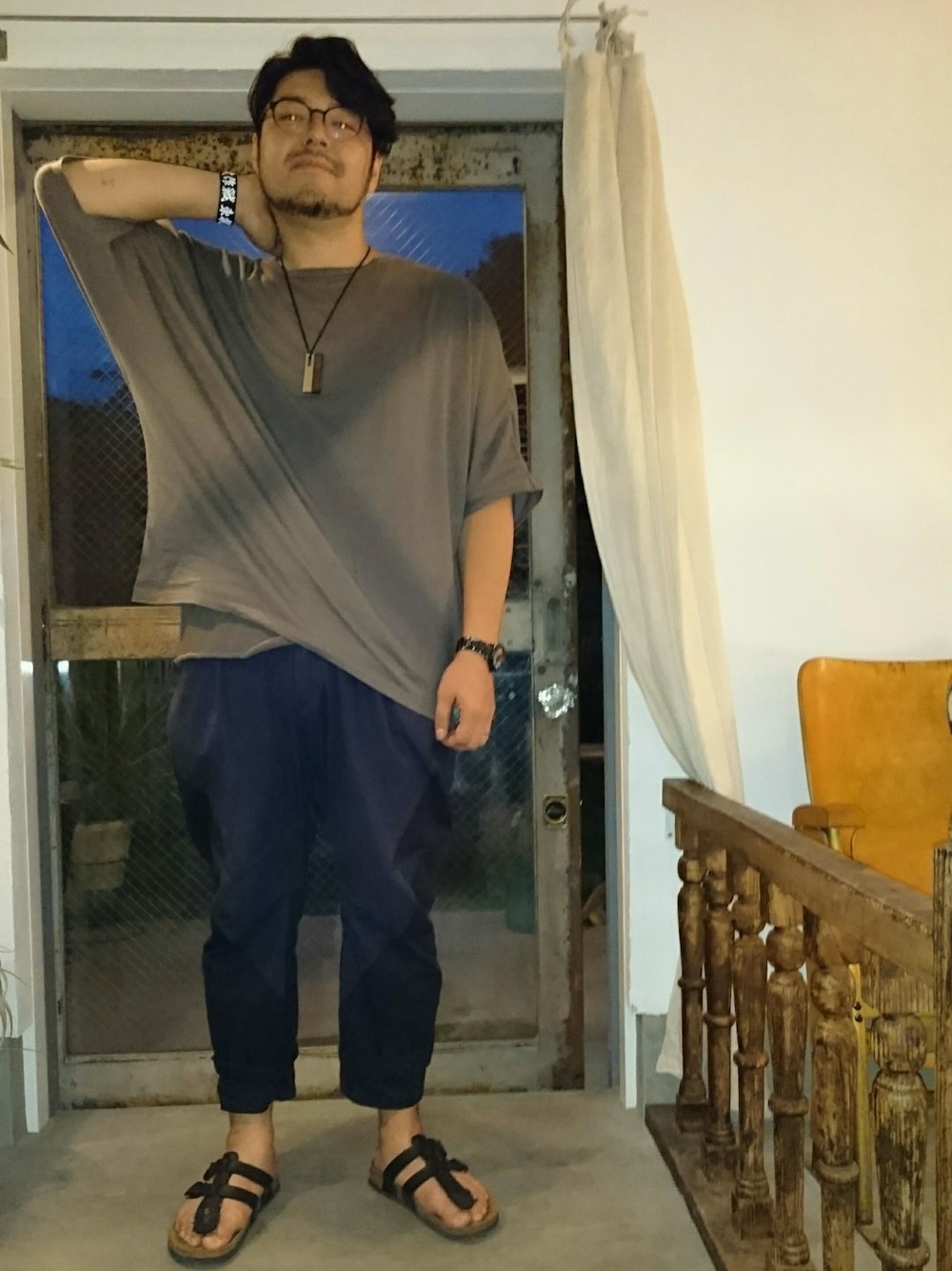 グレー系のTシャツ/カットソー、ブルー系のパンツ、ブラック系のシューズを着用したメンズの夏コーディネートの1枚目の写真