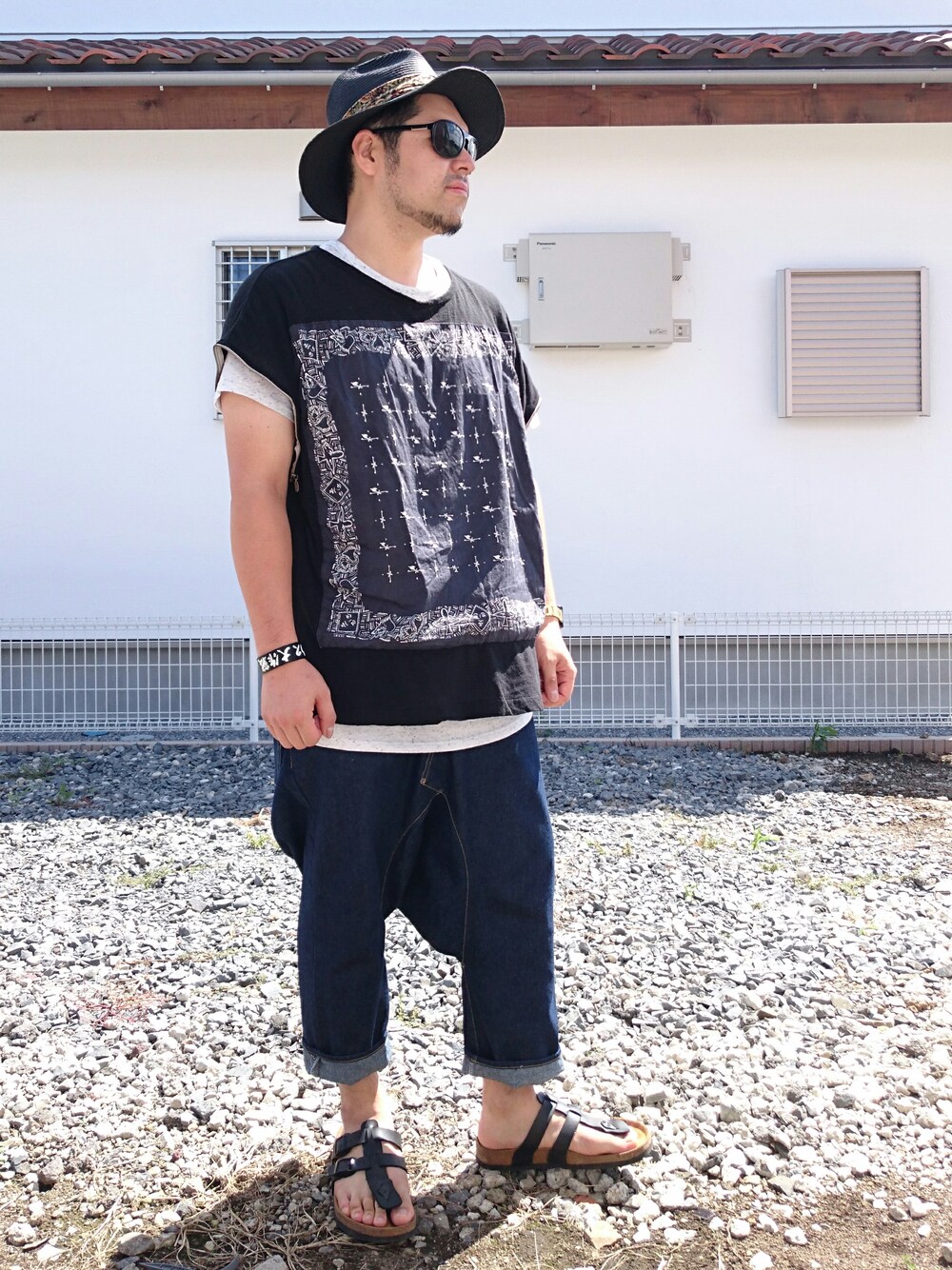 ブラック系のTシャツ/カットソー、ブルー系のデニムパンツ、ブラック系のファッション雑貨を着用したメンズの夏コーディネートの1枚目の写真
