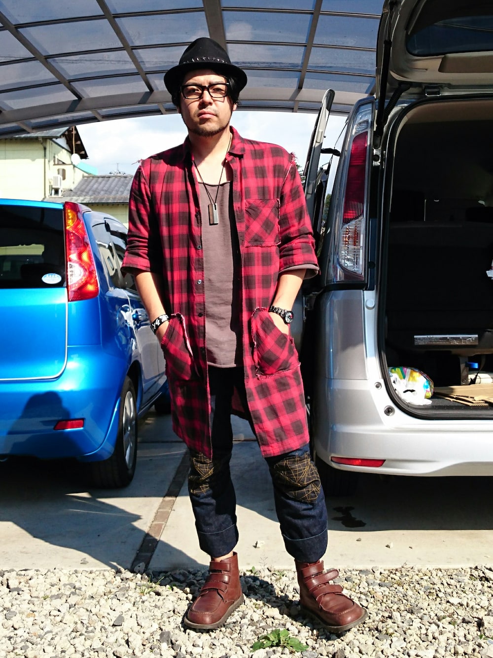 レッド系のシャツ/ブラウス、グレー系のTシャツ/カットソー、ブルー系のデニムパンツを着用したメンズの秋コーディネートの1枚目の写真