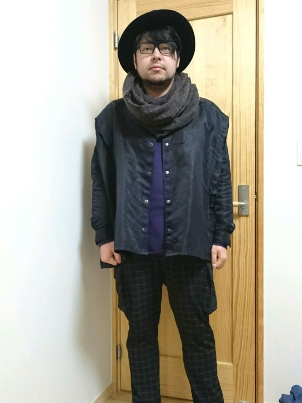 ブラック系のジャケット/アウター、ブラック系のカーゴパンツ、ブルー系の帽子を着用したメンズの冬コーディネートの1枚目の写真