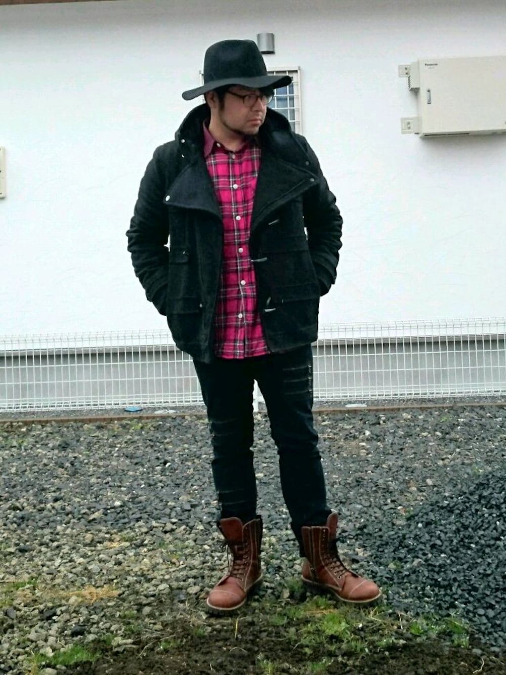 ブラック系のダッフルコート、ブルー系のデニムパンツ、ブラウン系のブーツを着用したメンズの冬コーディネートの1枚目の写真