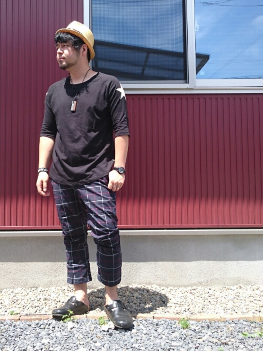 ブラック系のTシャツ/カットソー、ブルー系のその他パンツ、ブラック系のその他シューズを着用したメンズの夏コーディネートの1枚目の写真