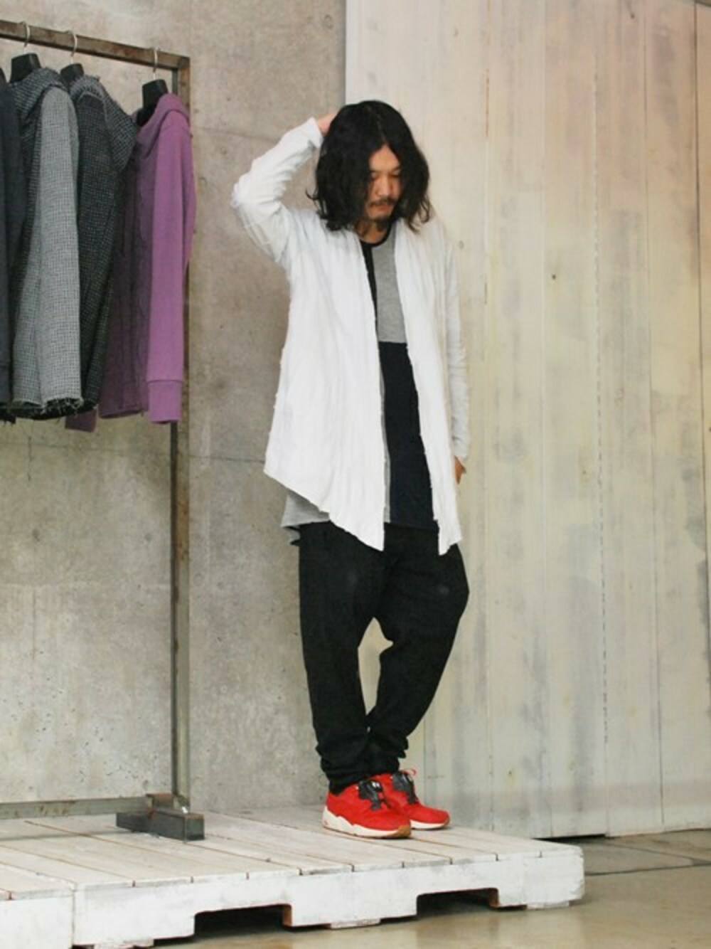 「カットソー、カーディガン、スニーカー、赤、白、中目黒、OURET、VARIOUS SHOP by OURET」｜「OURETのRAYON LINEN JERSEY STITCH CRAZY PATTERN BIG U NECK S/S（Tシャツ/カットソー、ブルー系）」を使った、OURETさん（メンズ・175cm）の春コーディネートの1枚目の写真
