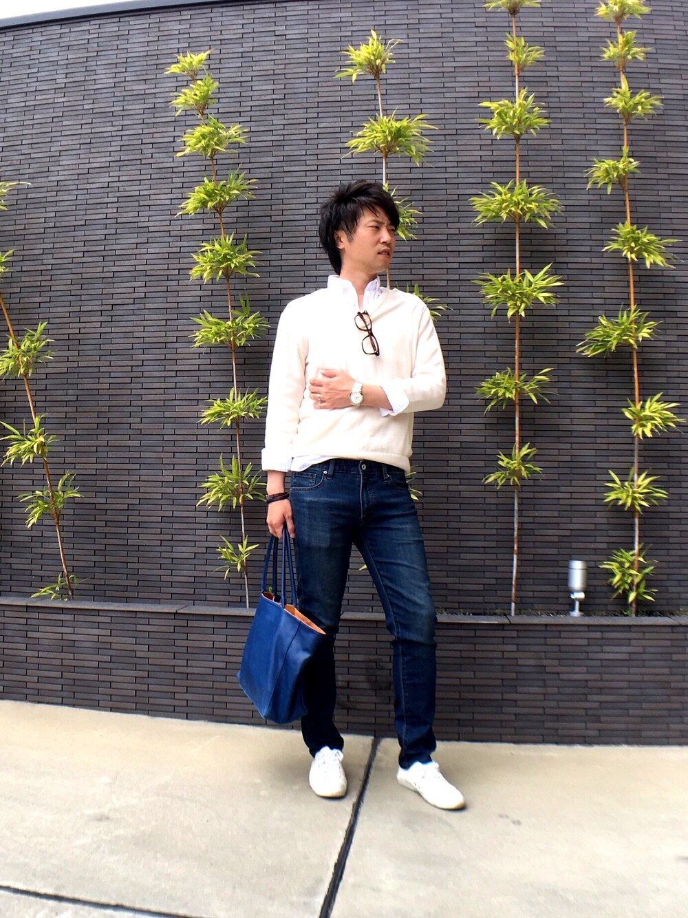 「休日スタイル、メンズライク」｜「URBAN RESEARCHのアイテム（ニット/セーター、ホワイト系）」を使った、yoさん（メンズ・179cm）の春コーディネートの1枚目の写真