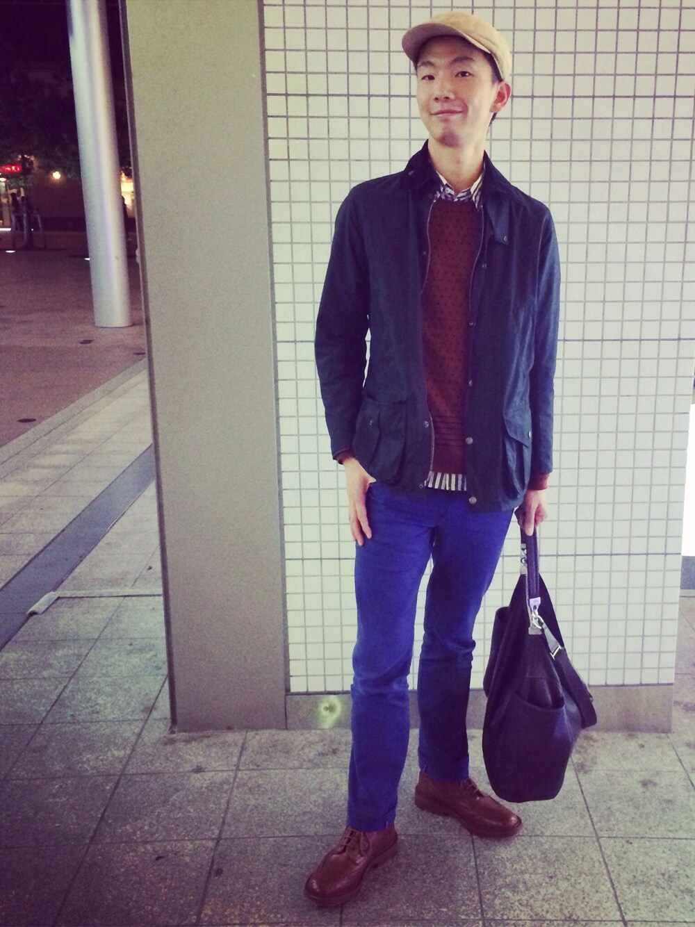 ブラウン系のブーツ、ブルー系のブルゾン、ブルー系のその他パンツを着用したメンズの秋コーディネートの1枚目の写真