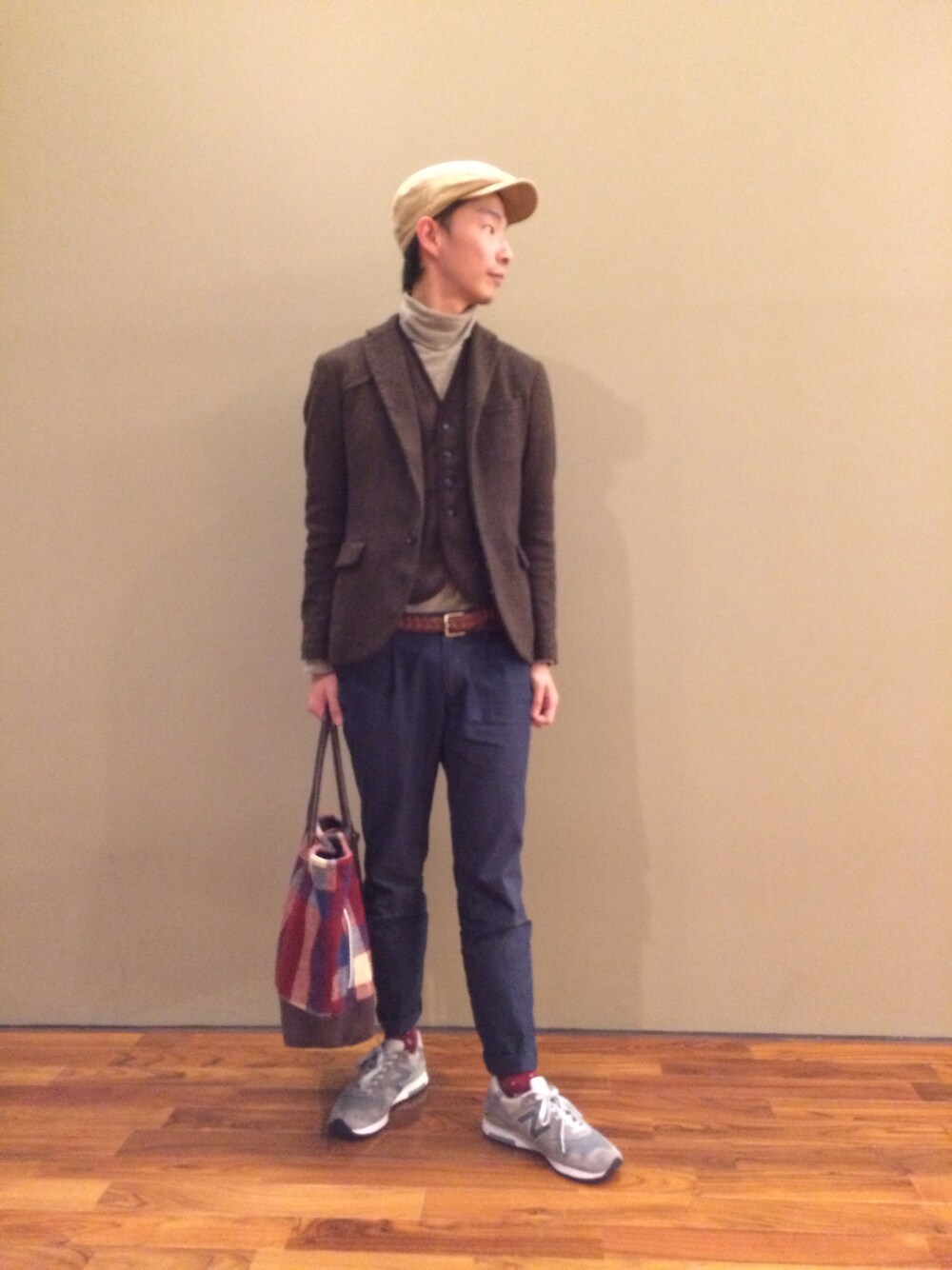 スニーカー、ブラウン系のベルトを着用したメンズの秋コーディネートの1枚目の写真