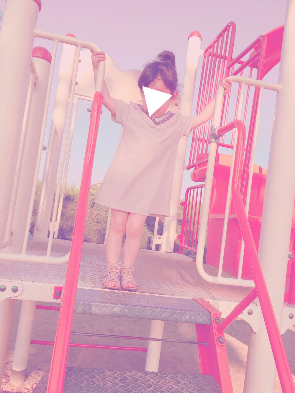 「Birthdayのアイテム（ワンピース、ベージュ系）」を使った、Yuripoさん（レディース・80cm）の春コーディネートの1枚目の写真