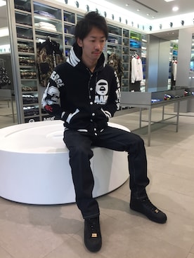 「AAPE BY A BATHING APE（エーエイプバイアベイシングエイプ）のAAPE SWEAT BUTTON HOODIE（パーカー、ブラック系）」を使った、早坂 祥平さん（メンズ・175cm）の冬コーディネート