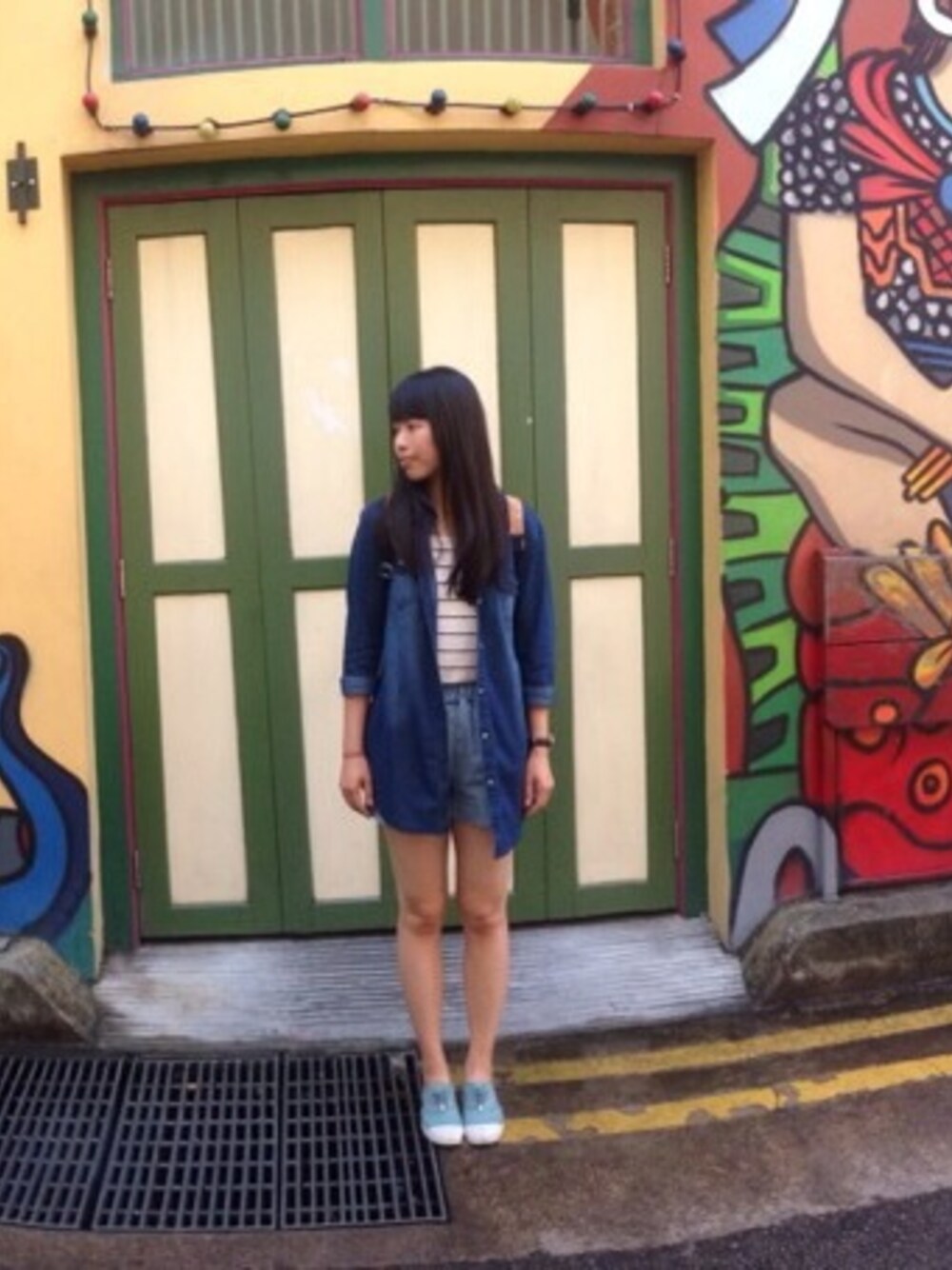 「Singapore、haji lane」｜「BENSIMONのアイテム（スニーカー、グリーン系）」を使った、卡洛兒さん（レディース・162cm）の秋コーディネートの1枚目の写真
