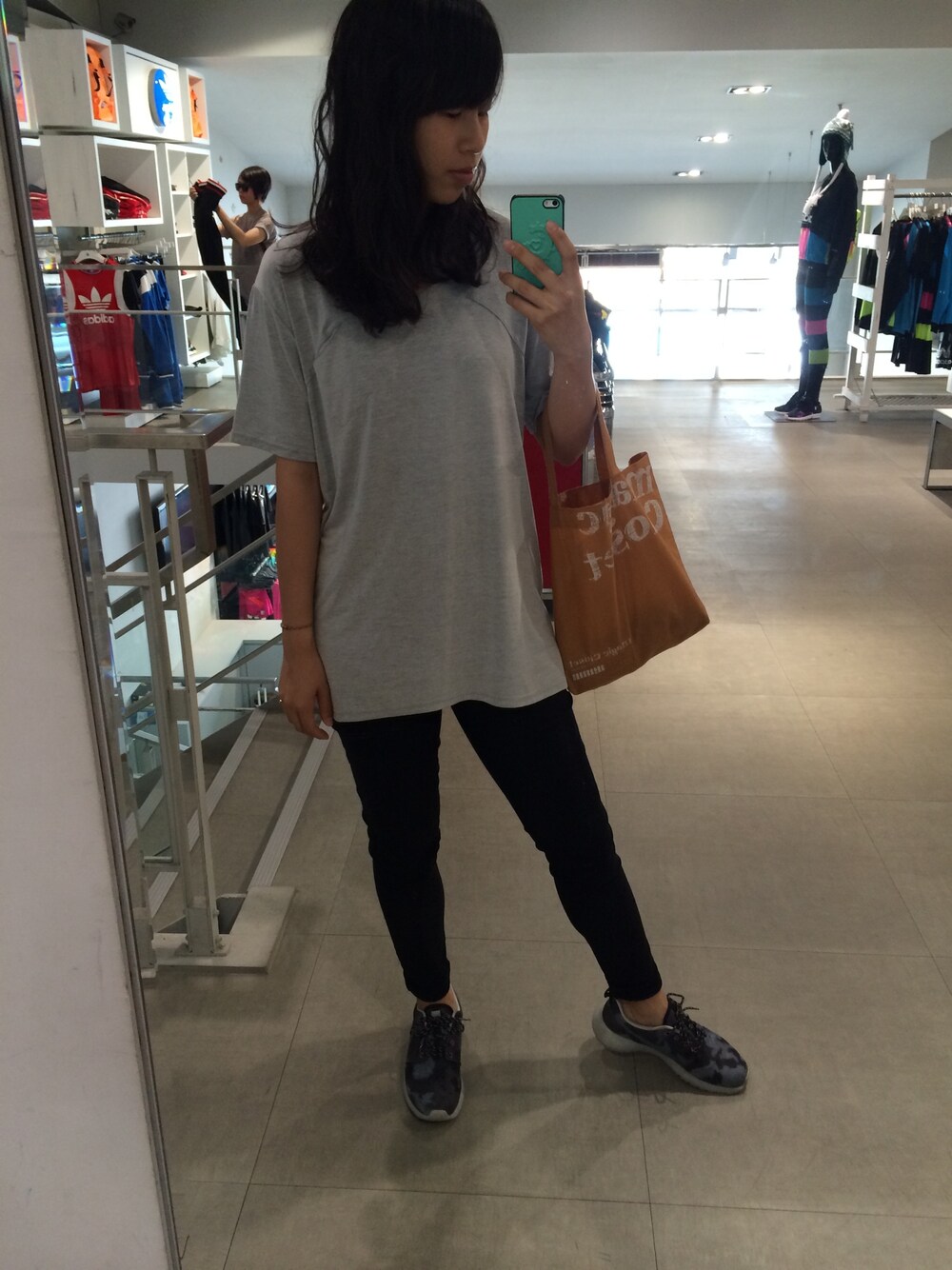 「SELFIE」｜「#nudeのアイテム（Tシャツ/カットソー、グレー系）」を使った、卡洛兒さん（レディース・162cm）の秋コーディネートの1枚目の写真