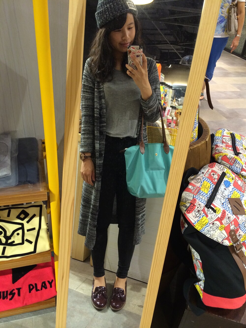 「SELFIE」｜「#nudeのアイテム（Tシャツ/カットソー、グレー系）」を使った、卡洛兒さん（レディース・162cm）の秋コーディネートの1枚目の写真