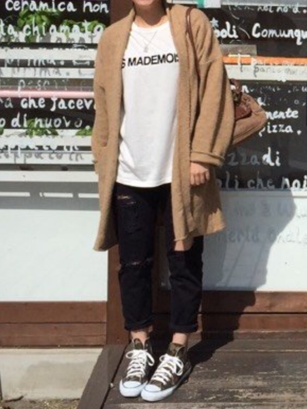 「ZARA、mango、STUNNING LURE、ダメージデニムパンツ、ガウン、ドライブ」｜「CONVERSEのアイテム（スニーカー、グリーン系）」を使った、mayaさん（レディース・161cm）の秋コーディネートの1枚目の写真