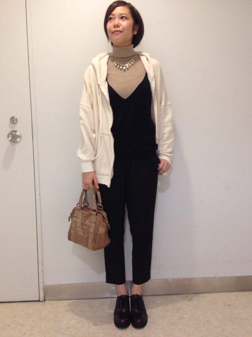 「タートルネック、トレーナー、MARC BY MARC JACOBS、ビシューネックレス、UNIQLO、Lily Brown」｜「Marc by Marc Jacobsのアイテム（ハンドバッグ、ブラウン系）」を使った、mayaさん（レディース・162cm）の秋コーディネートの1枚目の写真