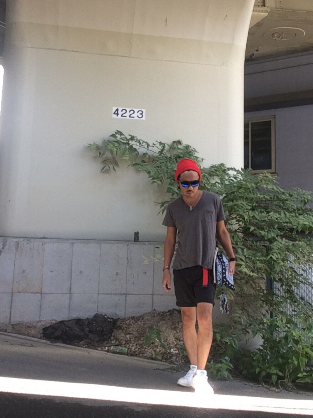 グレー系のTシャツ/カットソー、ブラック系のその他パンツ、ホワイト系のスニーカーを着用したメンズの秋コーディネートの1枚目の写真
