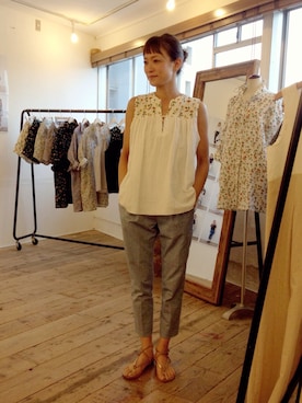 「フラワープリント」｜「アイテム（スラックス）」を使った、山本麗子さん（レディース・164cm）の春コーディネート