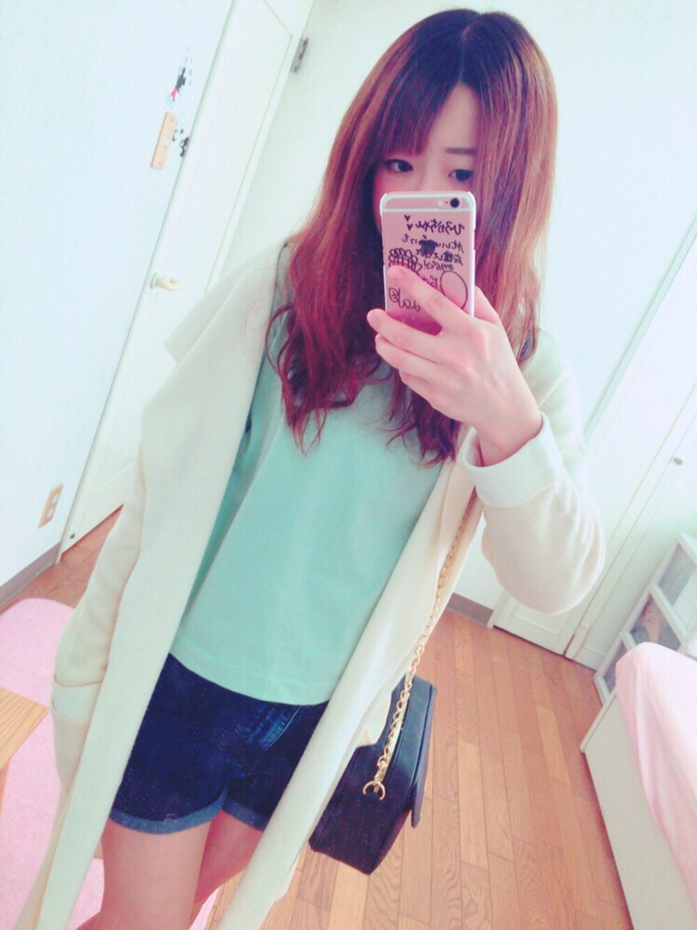 ブルー系のTシャツ/カットソー、ブルー系のその他パンツ、ブラック系のショルダーバッグを着用したレディースの春コーディネートの1枚目の写真