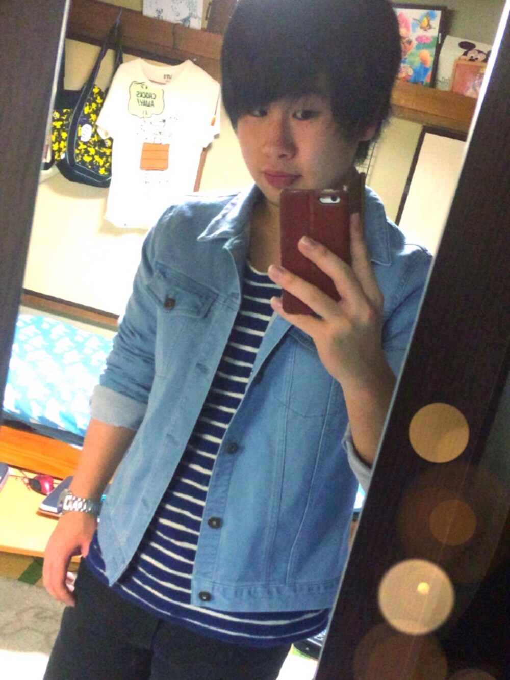 ブルー系のデニムジャケット、ブルー系のTシャツ/カットソー、ブラック系のその他パンツを着用したメンズの春コーディネートの1枚目の写真