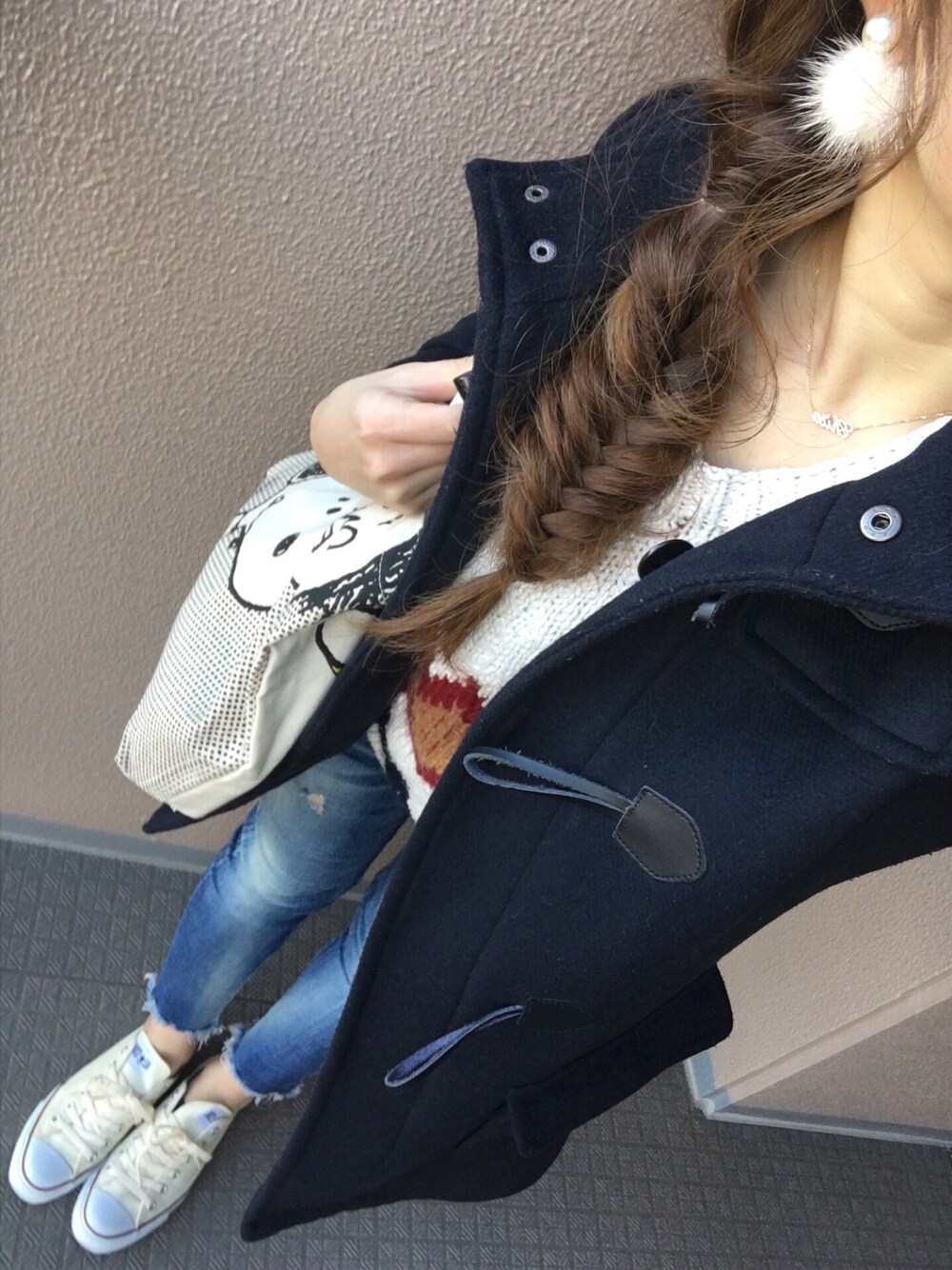 ベージュ系のスニーカー、ブルー系のデニムパンツ、ブルー系のダッフルコートを着用したレディースの冬コーディネートの1枚目の写真