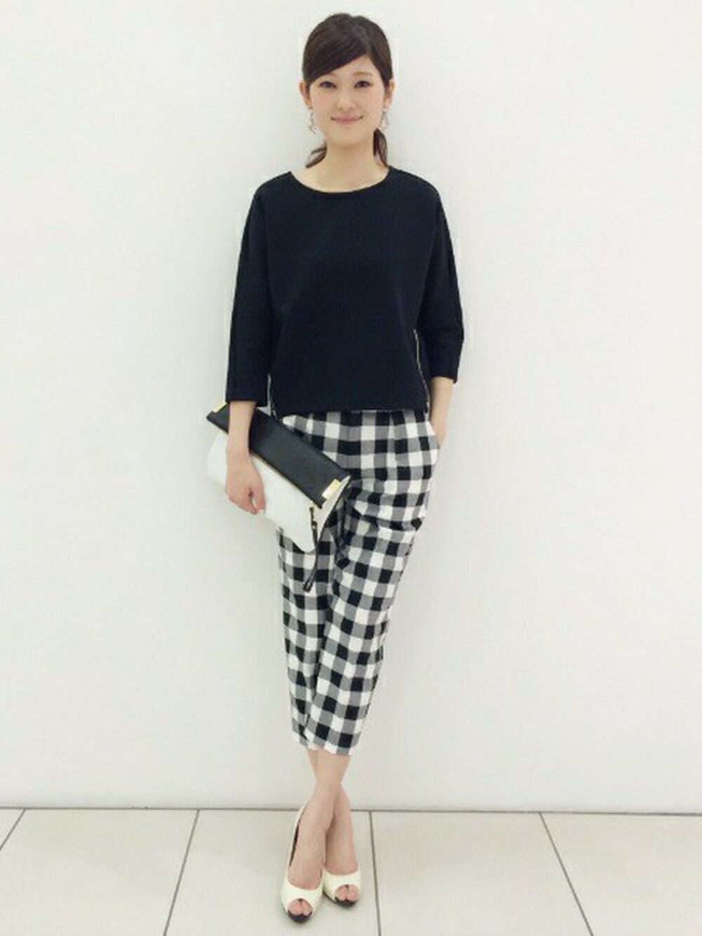 ブルー系のTシャツ/カットソー、ブラック系のその他パンツ、ホワイト系のパンプスを着用したレディースの春コーディネートの1枚目の写真