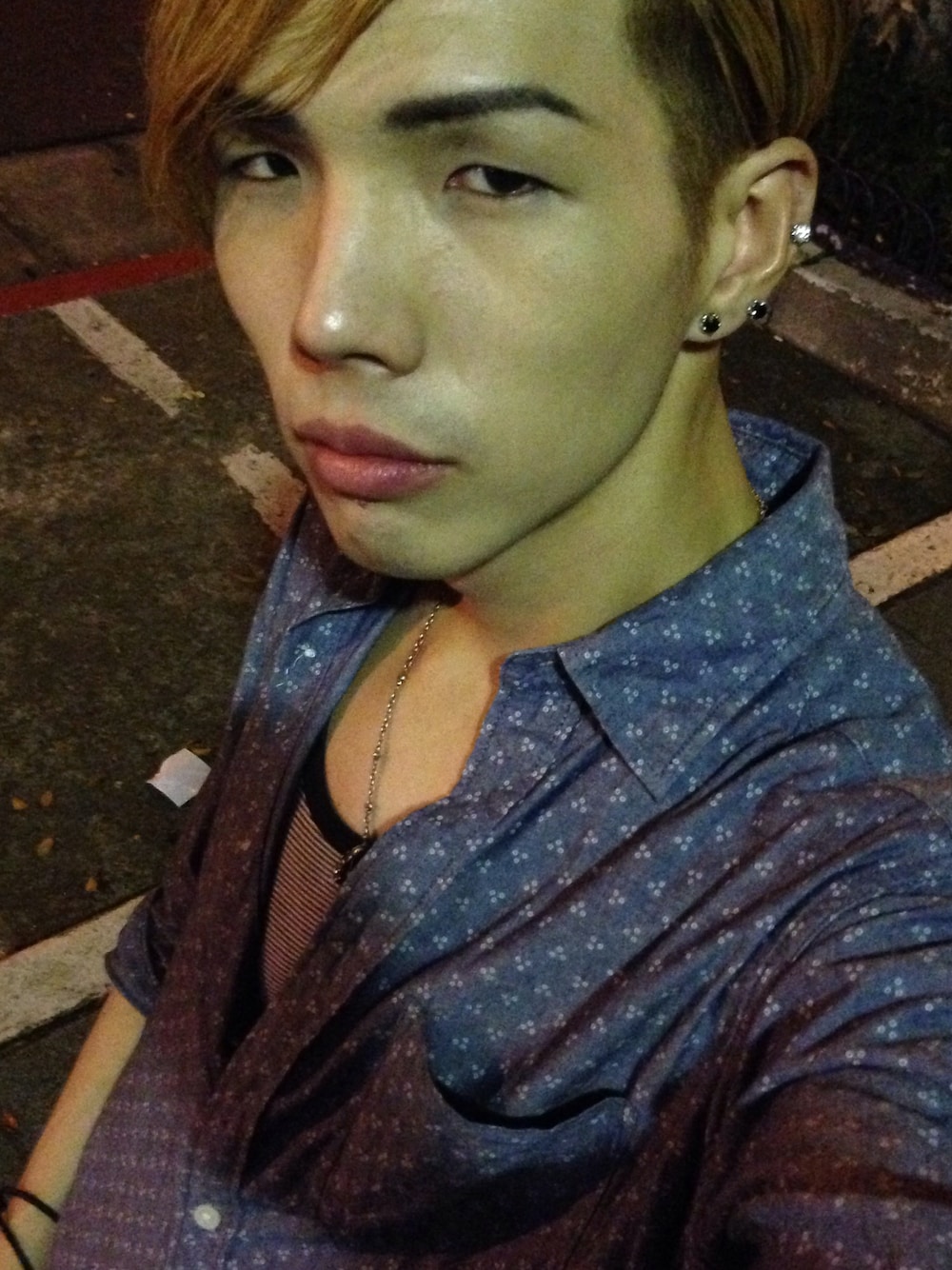 「ootd、men、fashion、カジュアル、柄シャツ、青、青シャツ、ユニクロ、armaniexchange、UNIQLO」｜「PATRICK COXのアイテム（ネックレス、シルバー系）」を使った、馬 偉軒さん（メンズ・173cm）の夏コーディネートの1枚目の写真