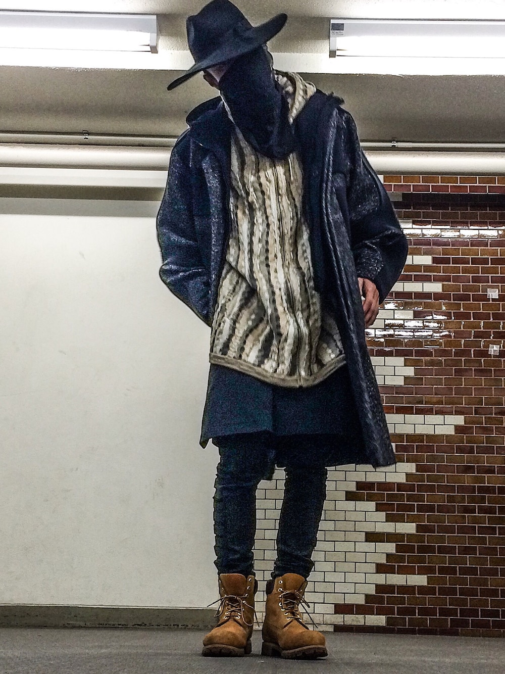 「JUUN.J、Timberland、COOGI、GIVENCHY、street、ストリート、korea、オーバーサイズ」｜「JUUN.Jのアイテム（トレンチコート、ブラック系）」を使った、Hara さん（メンズ・183cm）の冬コーディネートの1枚目の写真