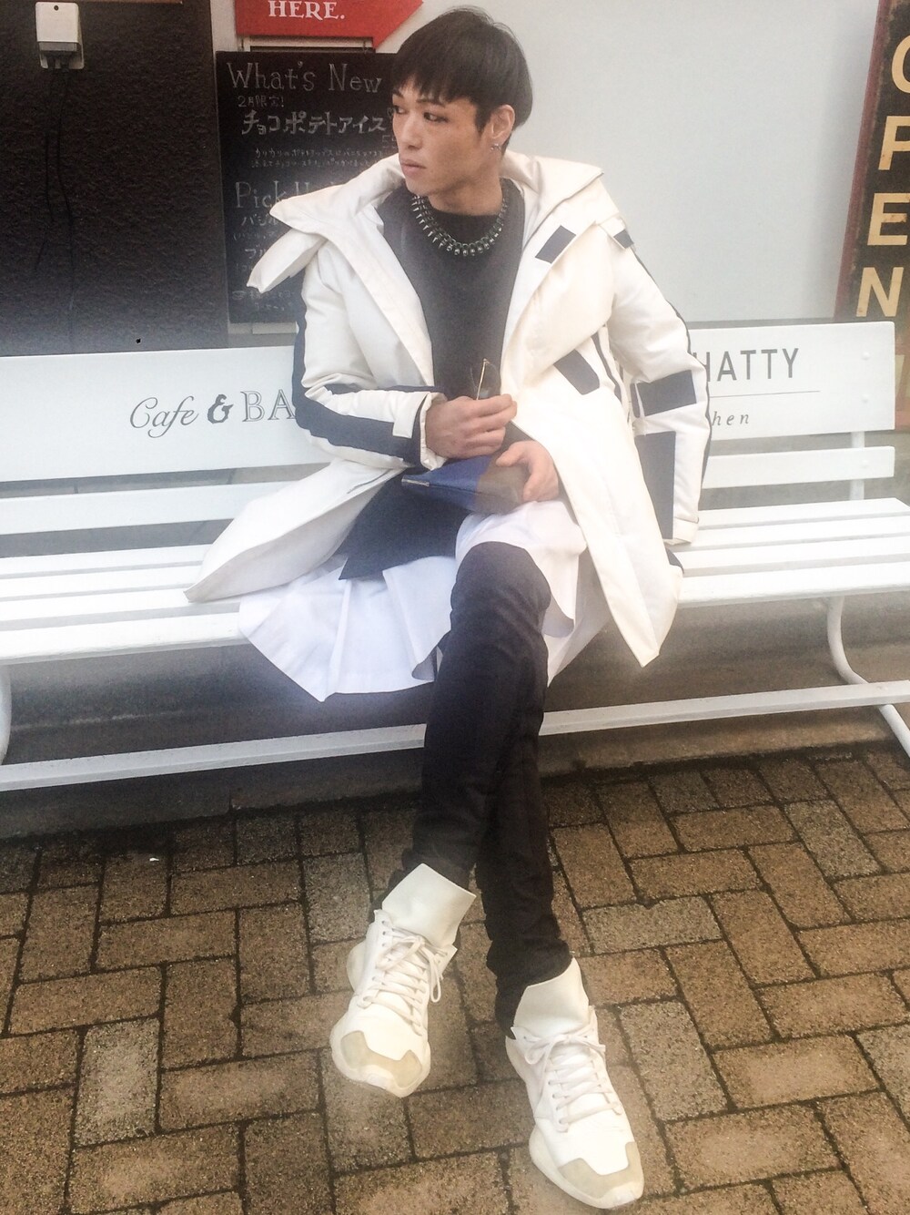「RAF SIMONS、rad hourani、COMME des GARCONS、RickOwens×adidas、ホワイトスニーカー、korea、ホワイト、ブラック×ホワイト、メンズスカート、CELINE」｜「RAF SIMONSのアイテム（ダウンジャケット/コート、ホワイト系）」を使った、Hara さん（メンズ・183cm）の冬コーディネートの1枚目の写真