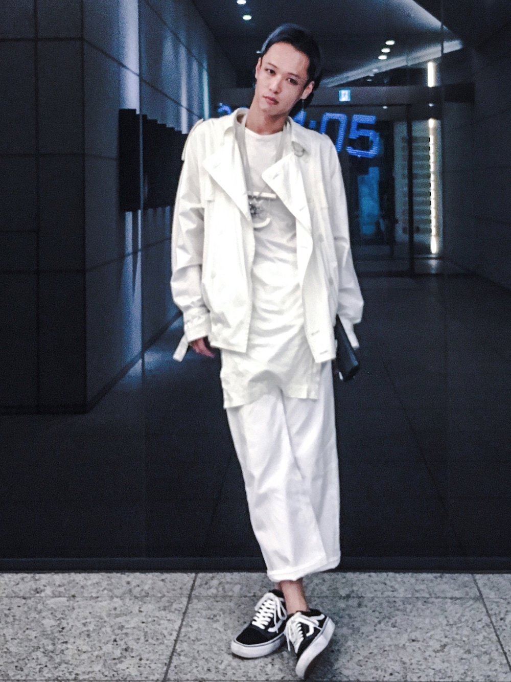 「RAF SIMONS、ビッグシルエット、RICK OWENS、VANS、白Tシャツ、シンプル、ホワイト、スニーカー、ゆるコーデ、ストリート」｜「RAF SIMONSのアイテム（ミリタリージャケット、ホワイト系）」を使った、Hara さん（メンズ・183cm）の夏コーディネートの1枚目の写真