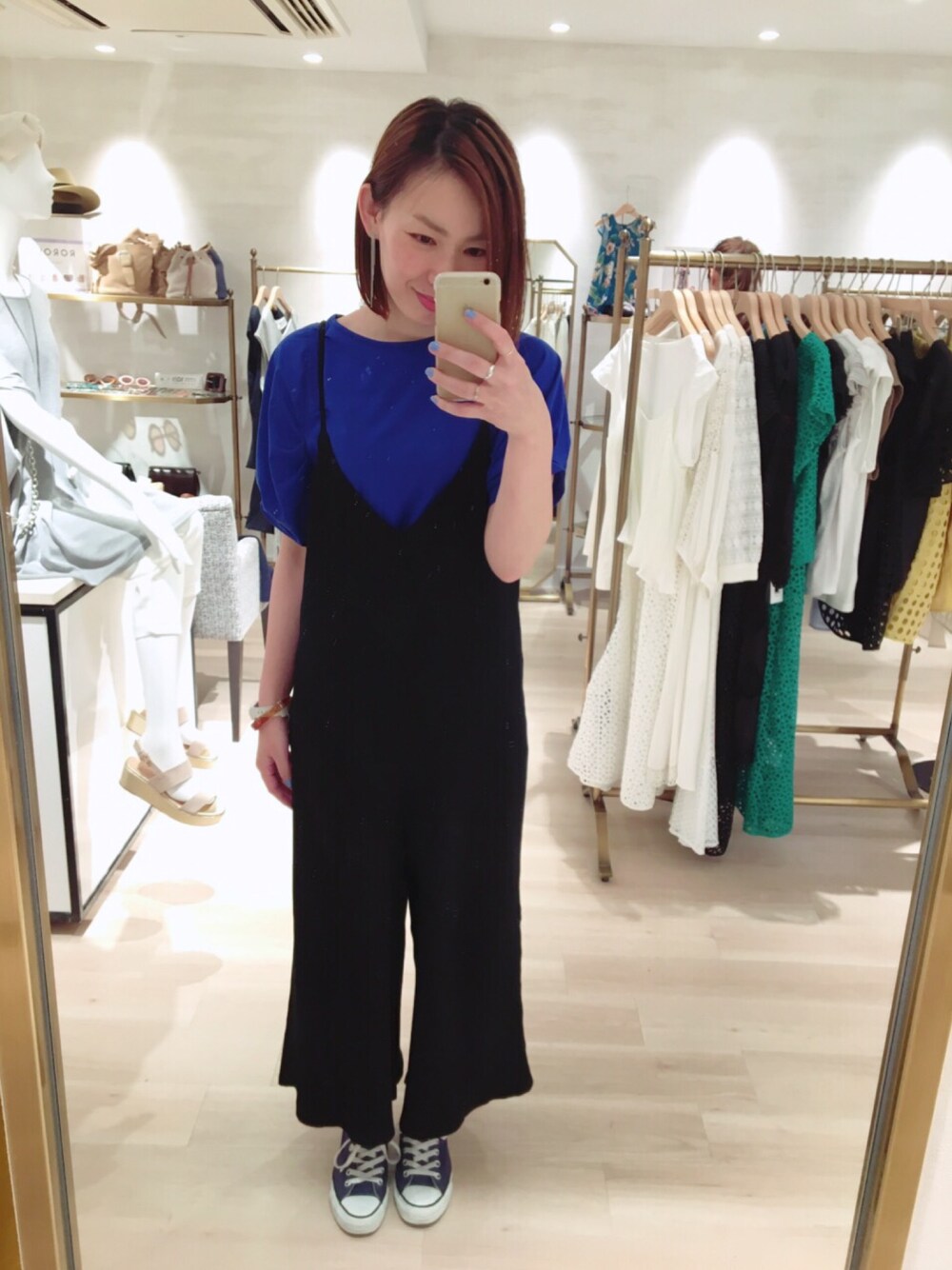 「オトナカジュアル、ゆるコーデ、楽チンコーデ、スニーカー、サロペット、ブルー、BLACK&BLUE、omekashi、Omekashi新宿ルミネエスト」｜「Omekashiの【Omekashi】BIGスリーブT（Tシャツ/カットソー、ブルー系）」を使った、kitanoさん（レディース・164cm）の春コーディネートの1枚目の写真