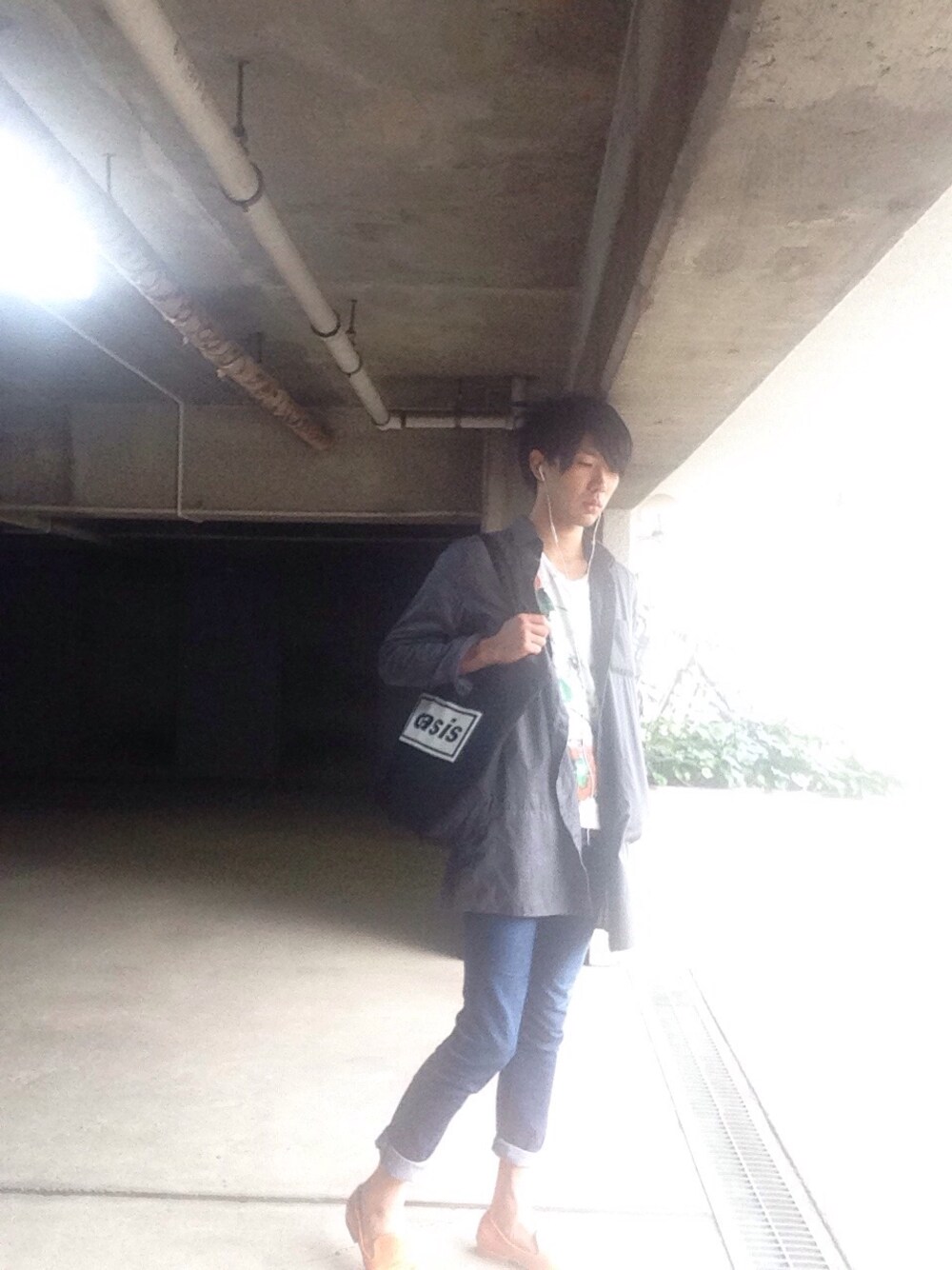 「ロングシャツ」｜「URBAN RESEARCHのアイテム（Tシャツ/カットソー、ホワイト系）」を使った、wataruさん（メンズ・179cm）の秋コーディネートの1枚目の写真
