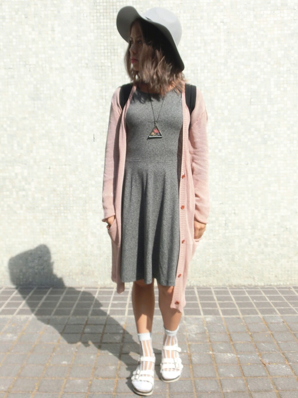 「Sunnyday、hat、autumn、warm」｜「H&Mのアイテム（ワンピース、グレー系）」を使った、Viki Tongさん（レディース・152cm）の秋コーディネートの1枚目の写真