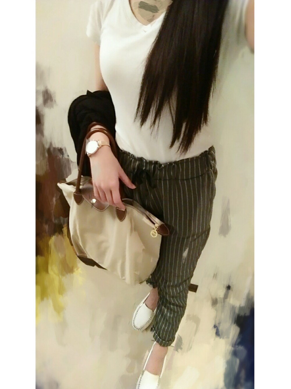 「古着、玫瑰金、白、灰」｜「UNIQLOのWOMEN エクストラファインメリノクルーネックカーディガン（長袖）（ニット/セーター、ブラック系）」を使った、Laraさん（レディース・160cm）の春コーディネートの1枚目の写真