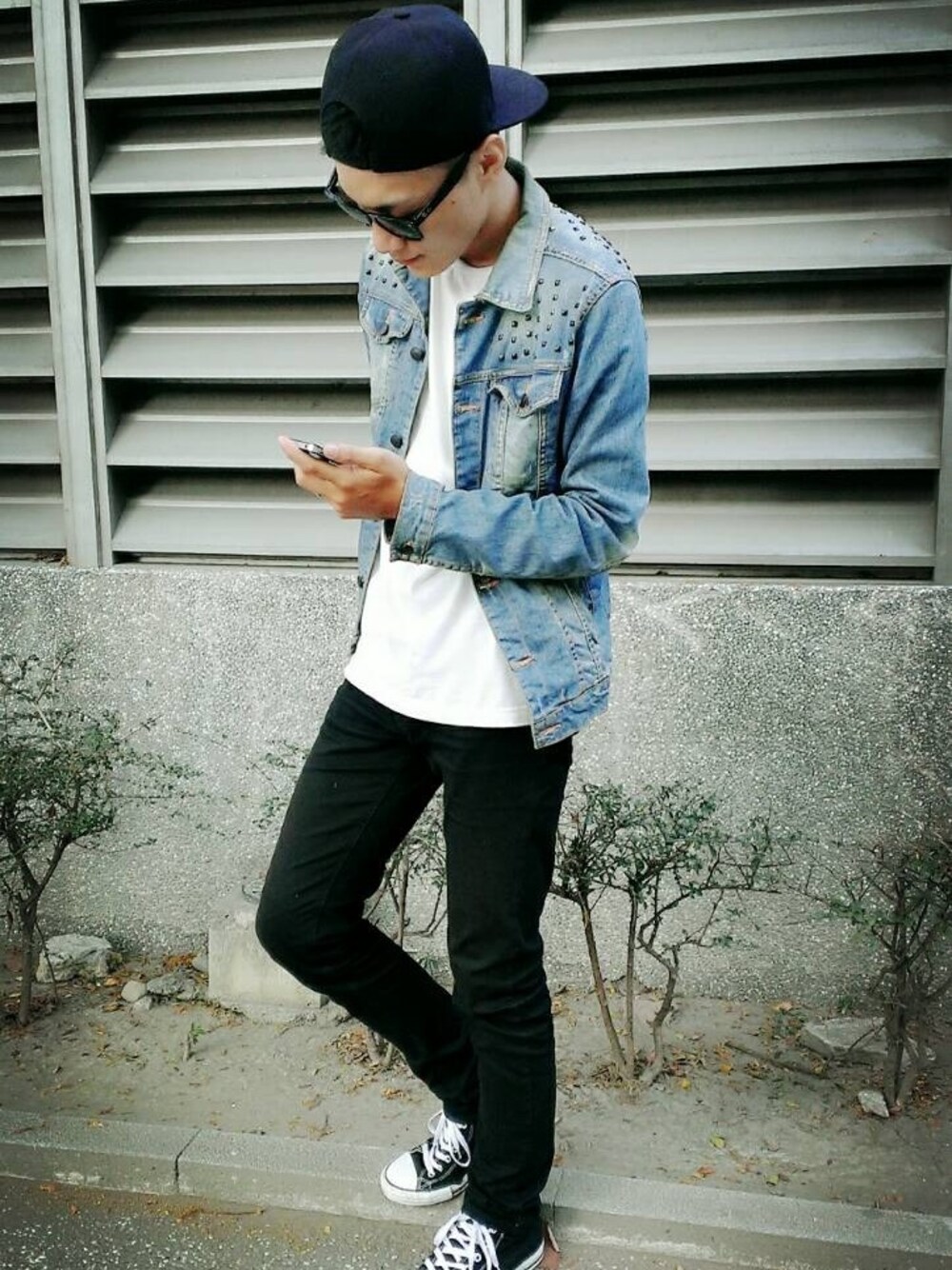 「jean coat」｜「jeansのアイテム（デニムジャケット、ブルー系）」を使った、Dragonさん（メンズ・174cm）の春コーディネートの1枚目の写真