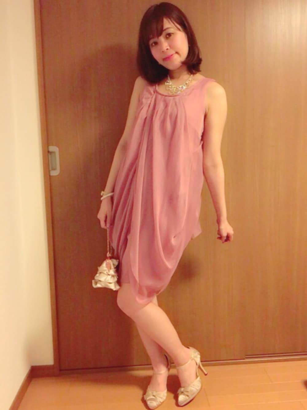 「結婚式、お呼ばれスタイル、ドレス、ドレスワンピ、ワンピース、通販、リボンパンプス」｜「dellise noinのアイテム（ハンドバッグ、ベージュ系）」を使った、saichocoさん（レディース・158cm）の春コーディネートの1枚目の写真