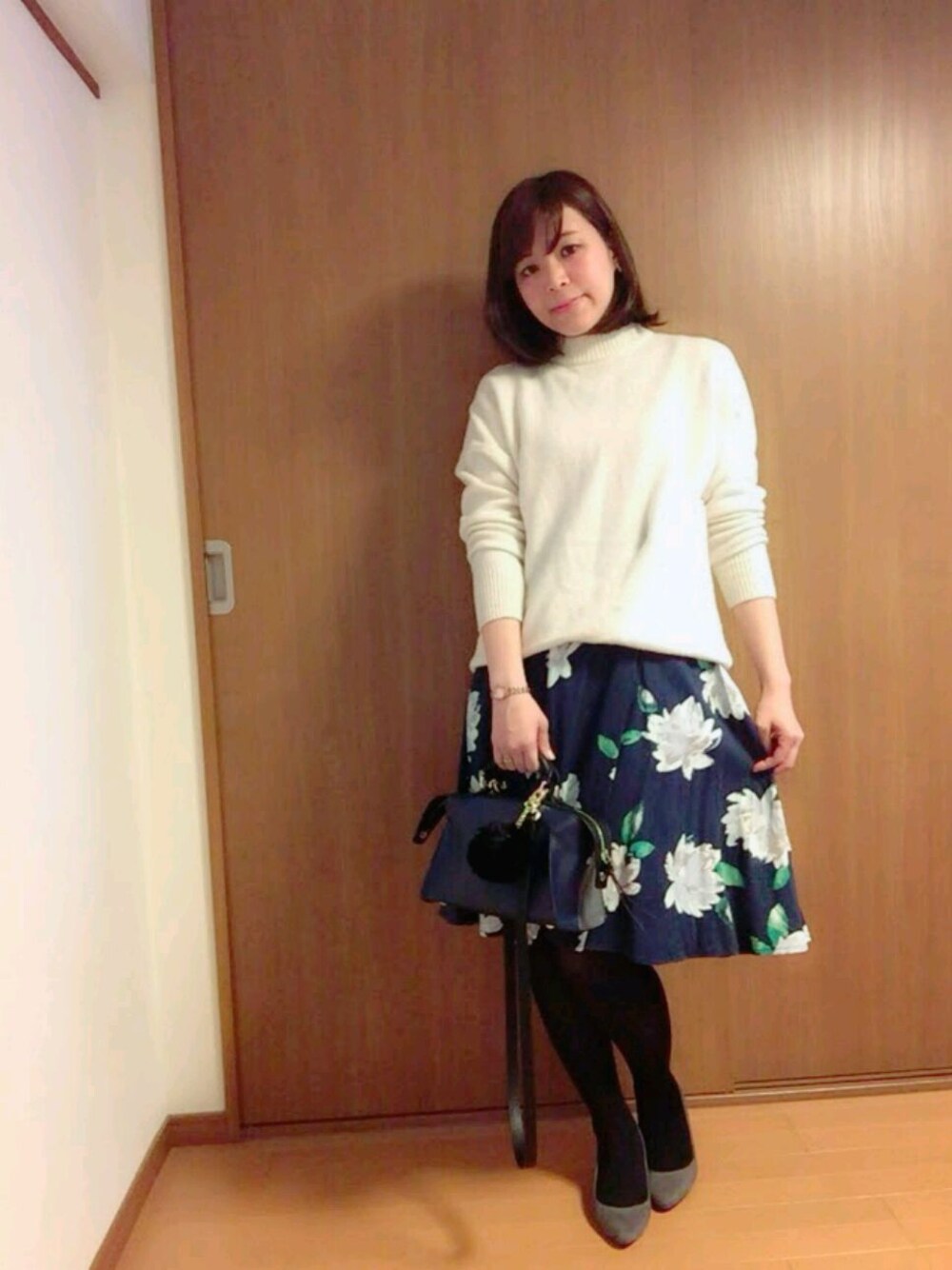 「ニット、花柄、ZARA、タイツ、GU、ユニクロ、スカートスタイル、花柄スカート」｜「ネイビー花柄　スカート（スカート、ブルー系）」を使った、saichocoさん（レディース・158cm）の春コーディネートの1枚目の写真