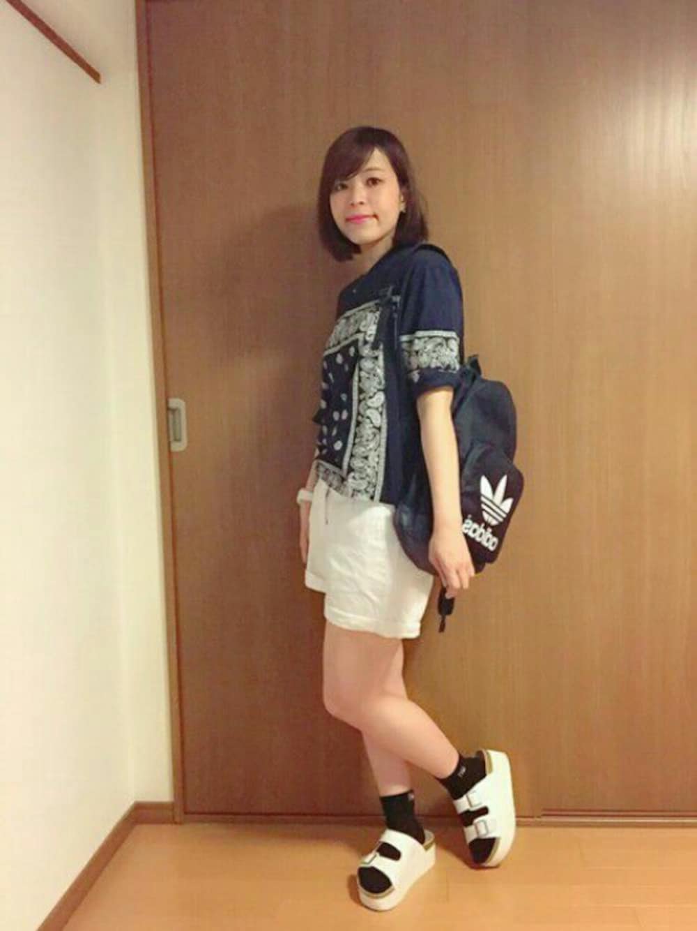 「ティーシャツ、ショートパンツ、夏コーデ、マウジーTシャツ、moussy、カジュアルコーデ、ネイビー×ホワイト、リュック、アディダスオリジナルス、ネイビー」｜「MOUSSYのBANDANNA TSJ（Tシャツ/カットソー、ブルー系）」を使った、saichocoさん（レディース・158cm）の夏コーディネートの1枚目の写真
