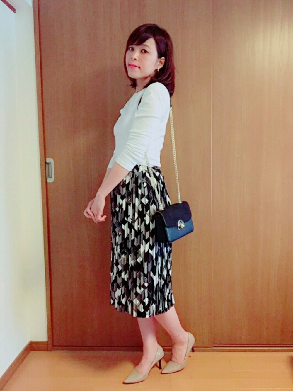 「スカート、大人かわいい、ダイヤ柄、ネイビー、シンプルコーデ、ショルダーバッグ、荷物少なめ、ZARA」｜「ZARAのアイテム（ショルダーバッグ、ブラック系）」を使った、saichocoさん（レディース・158cm）の秋コーディネートの1枚目の写真