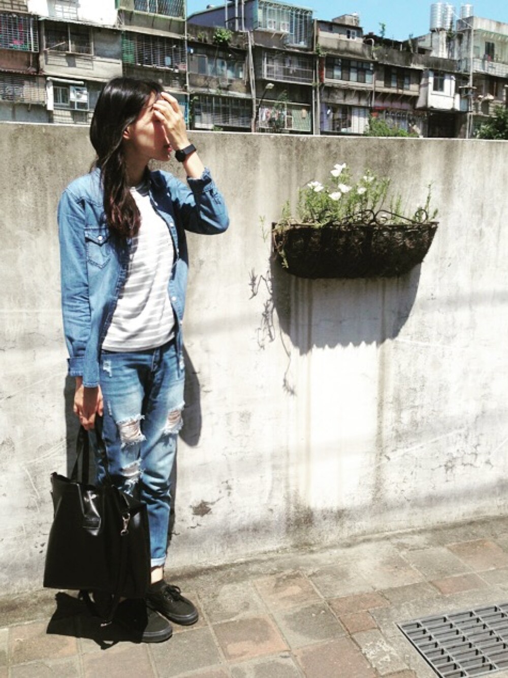 「MEIER.Qのアイテム（Tシャツ/カットソー、ホワイト系）」を使った、Swan Duさん（レディース・166cm）の秋コーディネートの1枚目の写真