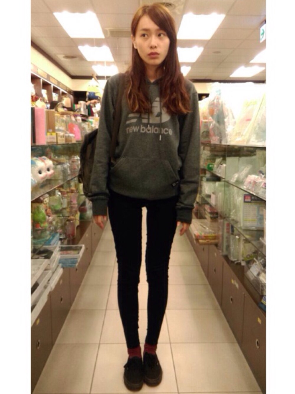 「NEW BALANCEのNew Balance Pullover Hooded Sweatshirt（スウェット、ブラック系）」を使った、Swan Duさん（レディース・166cm）の秋コーディネートの1枚目の写真