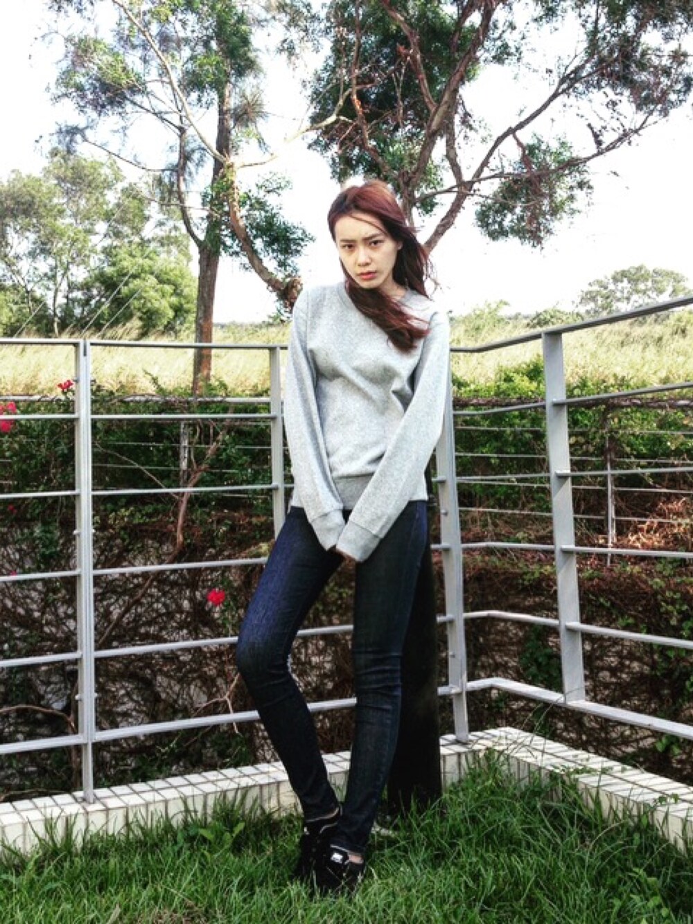 「GUの（GU）スウェットプルオーバー（長袖）（トップス、ホワイト系）」を使った、Swan Duさん（レディース・166cm）の秋コーディネートの1枚目の写真