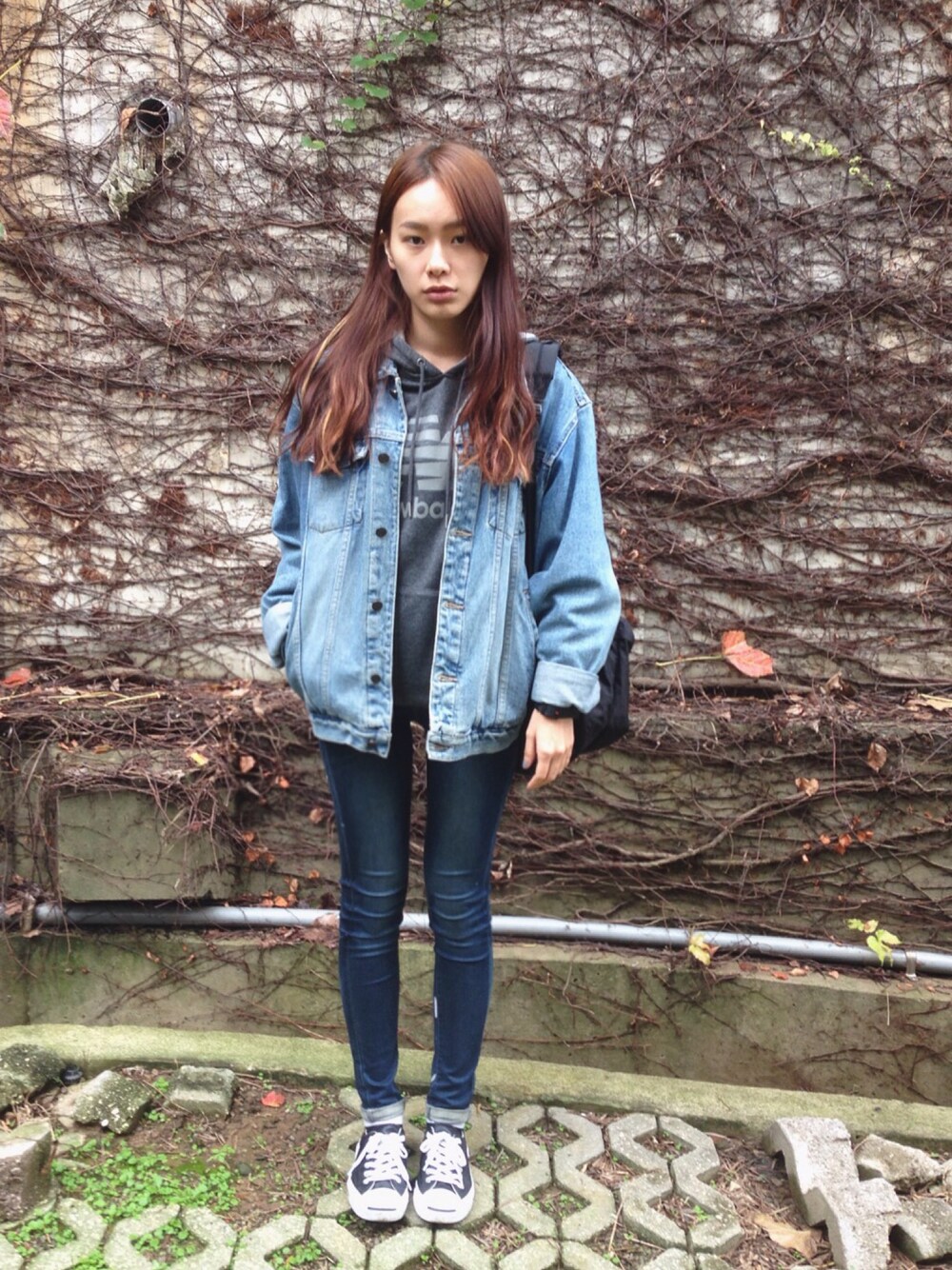 「NEW BALANCEのアイテム（パーカー、グレー系）」を使った、Swan Duさん（レディース・166cm）の冬コーディネートの1枚目の写真