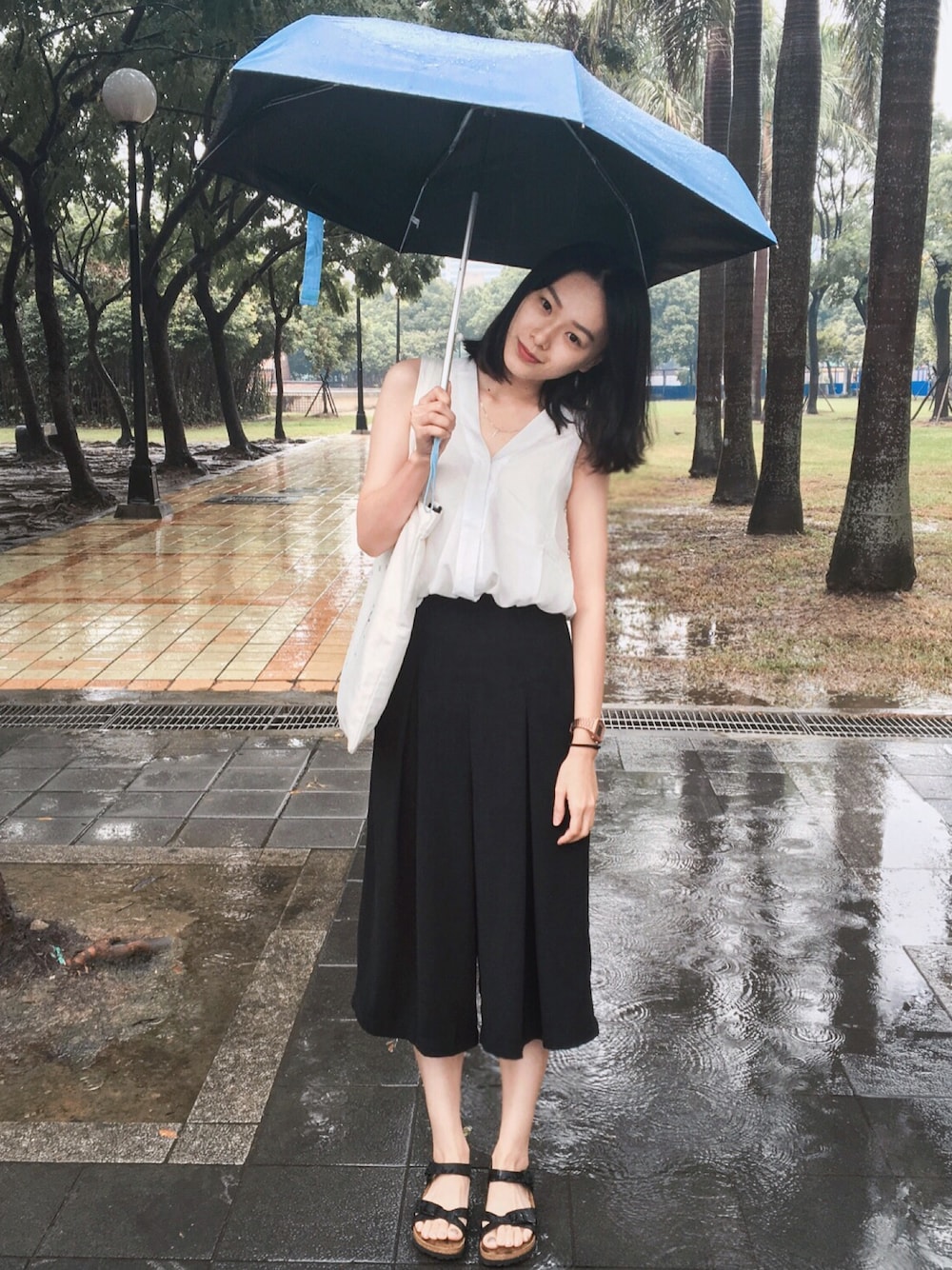「5のアイテム（パンツ、ブラック系）」を使った、Swan Duさん（レディース・166cm）の夏コーディネートの1枚目の写真