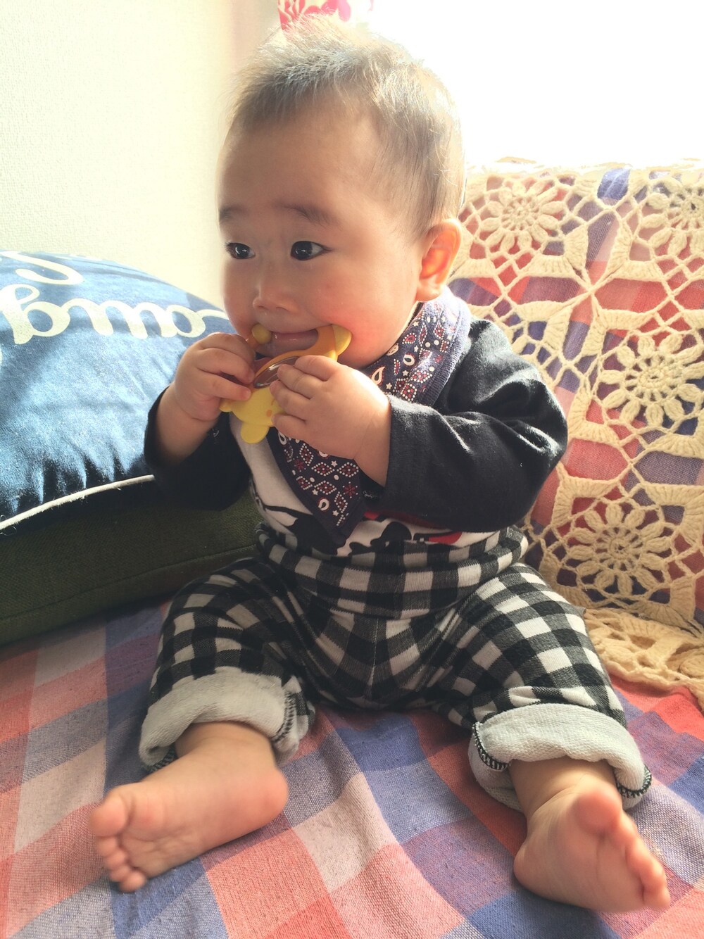 ブラック系のその他パンツ、ブルー系のスタイ/よだれかけ、その他のロンパースを着用したキッズの秋コーディネートの1枚目の写真