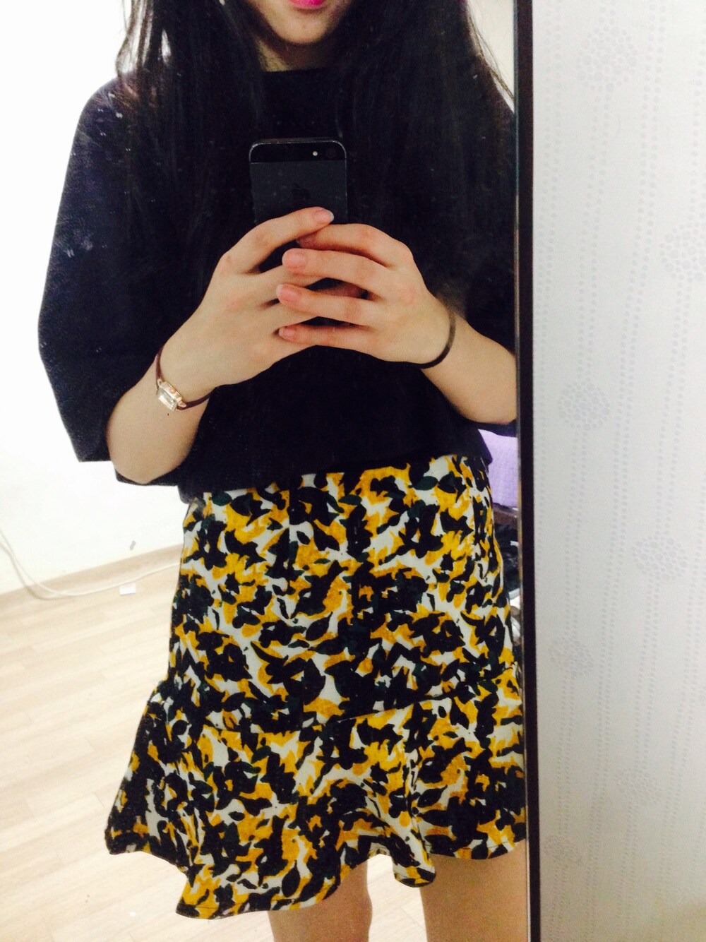 「daily look、navy、flower、skirt、croptop、봄코디」｜「systemのアイテム（ニット/セーター、ブラック系）」を使った、ellaさん（レディース・170cm）の春コーディネートの1枚目の写真