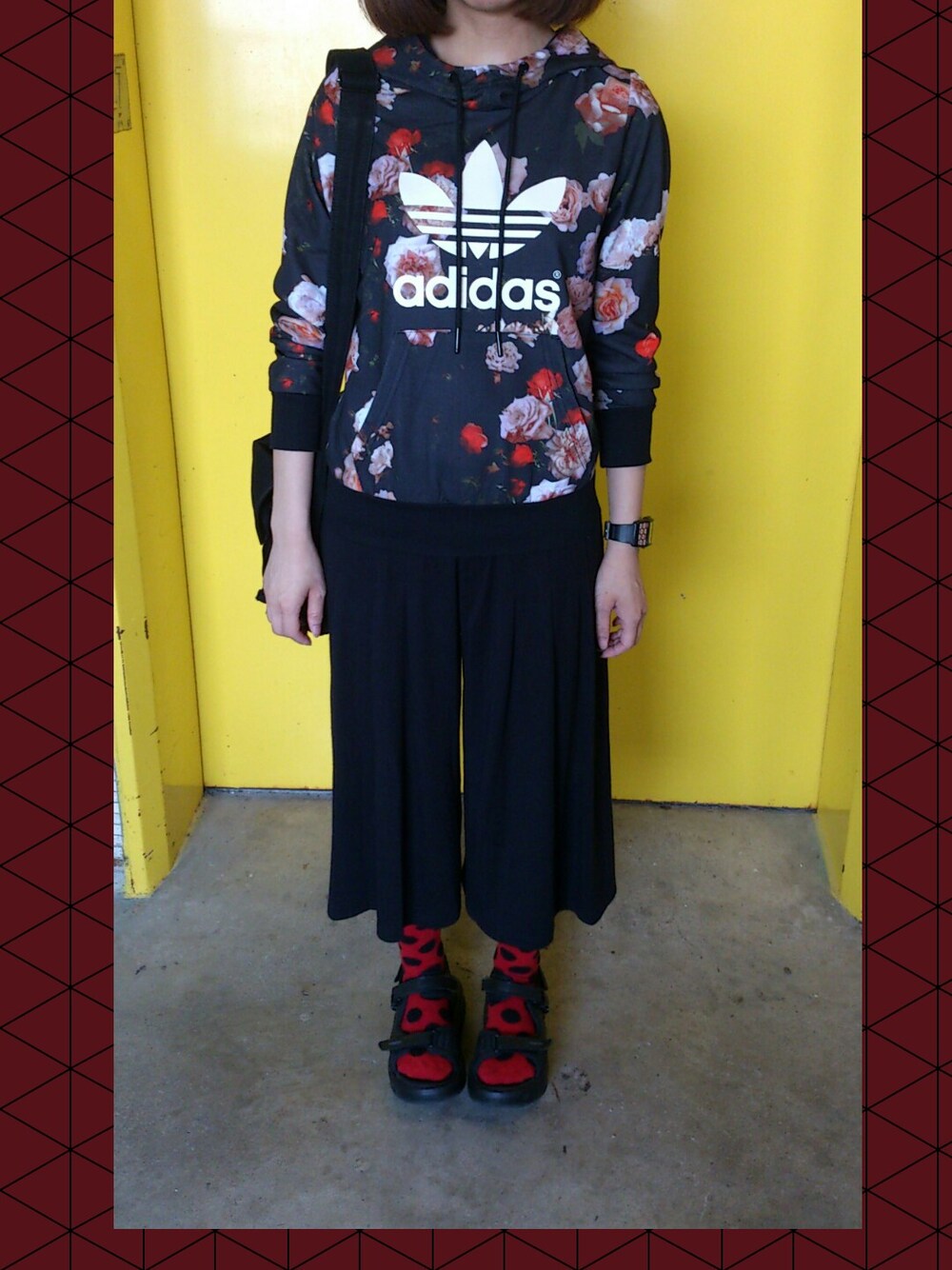「adidas、無印良品、PORTER、CASIO、厚底サンダル、靴下 × サンダル、サンダルに靴下、MBT」｜「adidasのオリジナルス パーカー [LOGO AO HO SW]（パーカー、ブラック系）」を使った、ball619さん（レディース・157cm）の春コーディネートの1枚目の写真