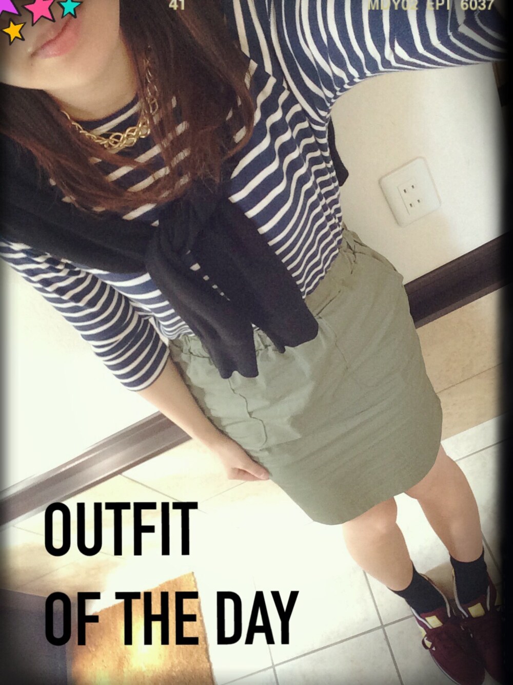 ブルー系のワンピース、ブラック系のカーディガン/ボレロ、レッド系のスニーカーを着用したレディースの秋コーディネートの1枚目の写真