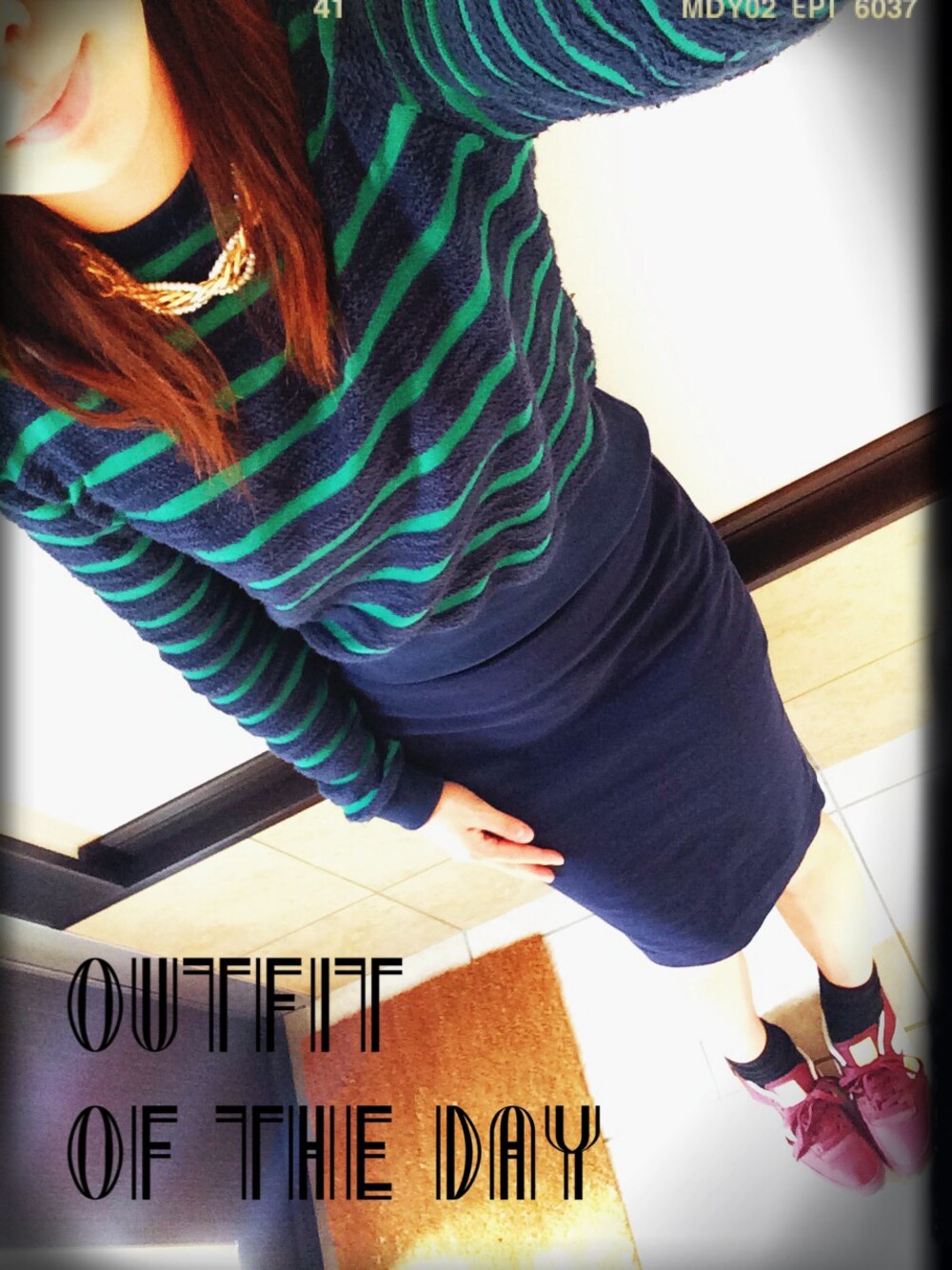 ブルー系のTシャツ/カットソー、ブルー系のスカート、レッド系のスニーカーを着用したレディースの秋コーディネートの1枚目の写真